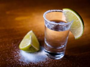 Как пить текилу – правильно пить текилу с солью и лимоном
