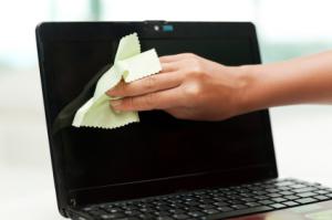 Как почистить ноутбук от пыли самостоятельно